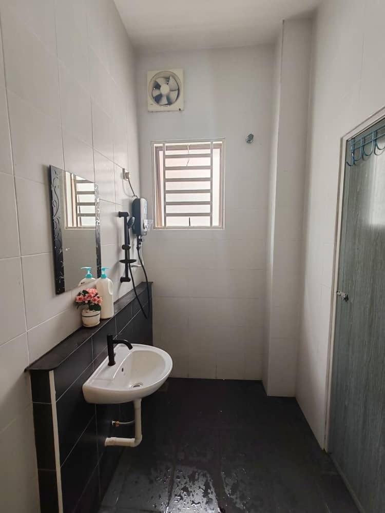 Teluk Batik 17Paradisehome Private Pool Karaoke Snooker Bbq 15Pax Lumut Esterno foto